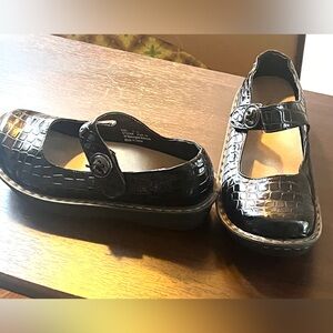 Black Crocodile Pattern Ingaro Shoes 
size 8 W